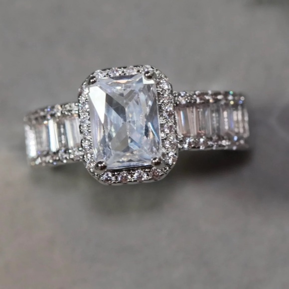 BRAND NEW WHITE SAPPHIRE 925 STERLING SILVER RING SIZE 7 - Picture 3 of 7